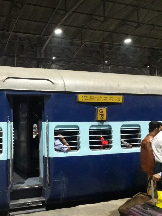 22945_Saurashtra_Mail_-_General_coach