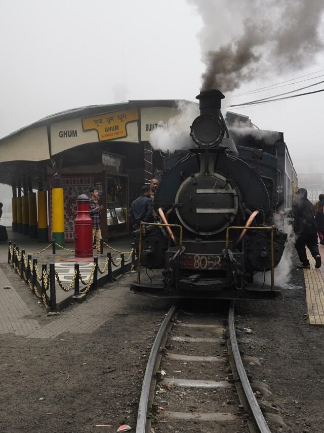 2560px-Ghum_Darjeeling_Himalyan_Railway_Station_Darjeeling_district_West_Bengal_02